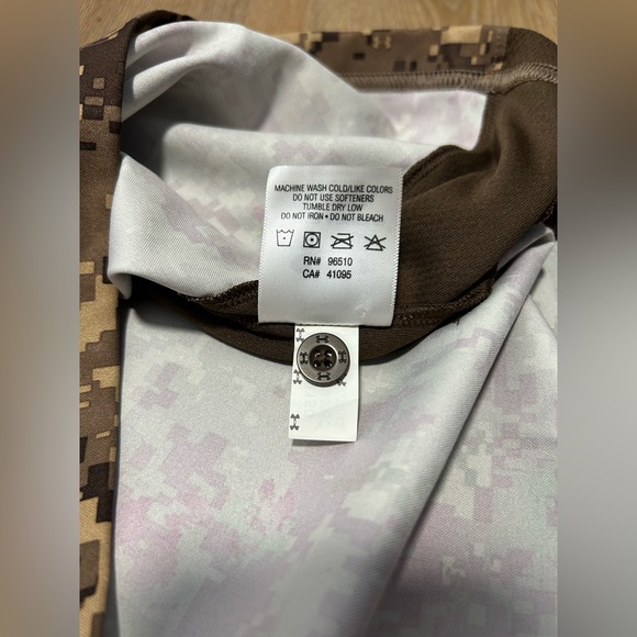 Medium Under Armour Long Sleeve Camo Hunting Shirt, Size Small Fits Loose Medium - Picture 8 of 10
